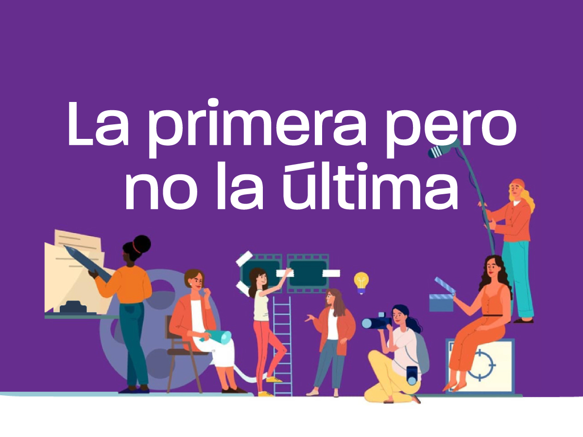 Texto La primera pero no la última en blanco sobre un fondo violeta con ilustraciones de mujeres y equipos audiovisuales