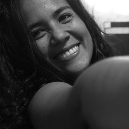 Primer plano de Gerylee Polanco a escala de grises
