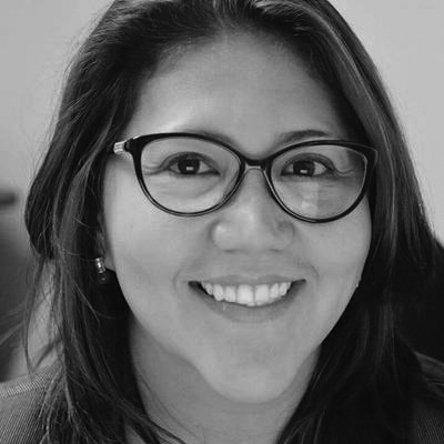 Primer plano de Giovanna Segovia a escala de grises