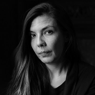 Primer plano de Laura Mora a escala de grises