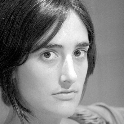 Primer plano de Yulene Olaizola a escala de grises