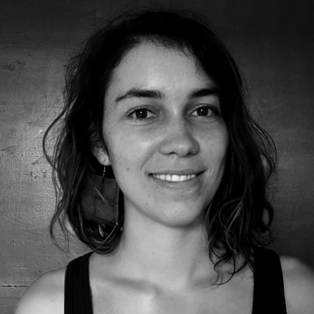 Primer plano de Anna Magdalena Silva a escala de grises