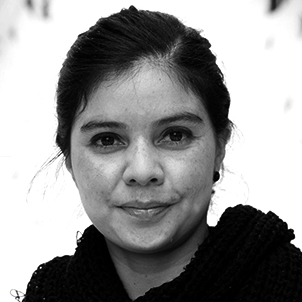 Primer plano de Carolina Charry a escala de grises