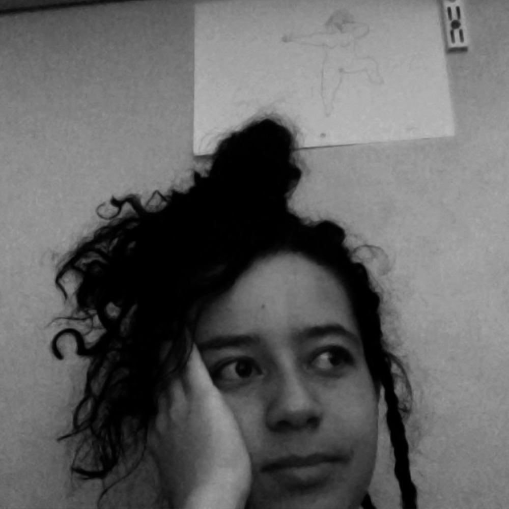 Primer plano de Laura Benavides a escala de grises